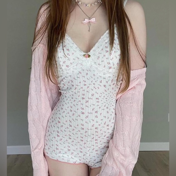 White Coquette Floral Lace Trim V-Neck Cami Romper - Sz. M - Picture 9 of 11